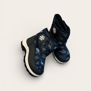 Unisex winter snow boots for toddlers size 26.